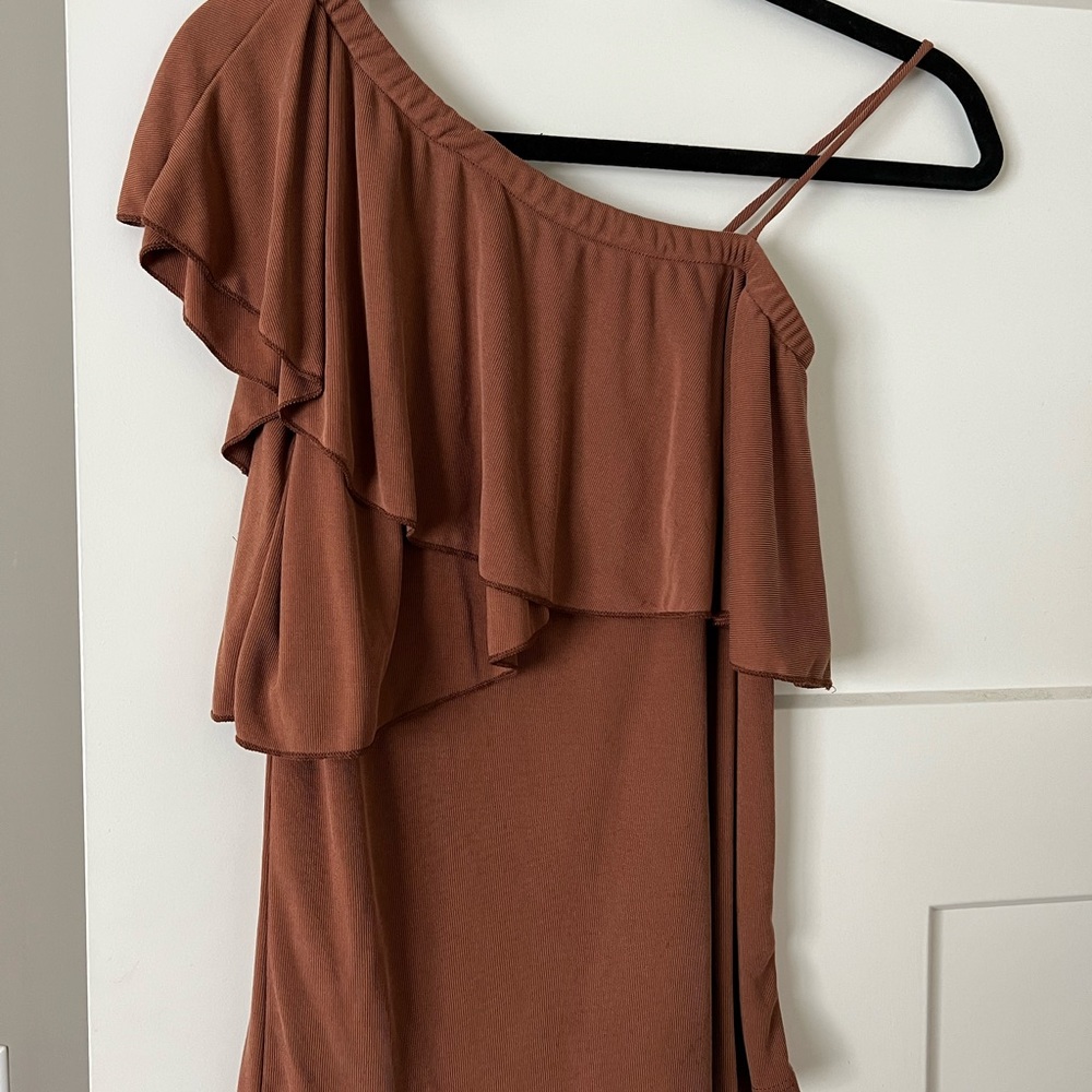 One shoulder boutique top